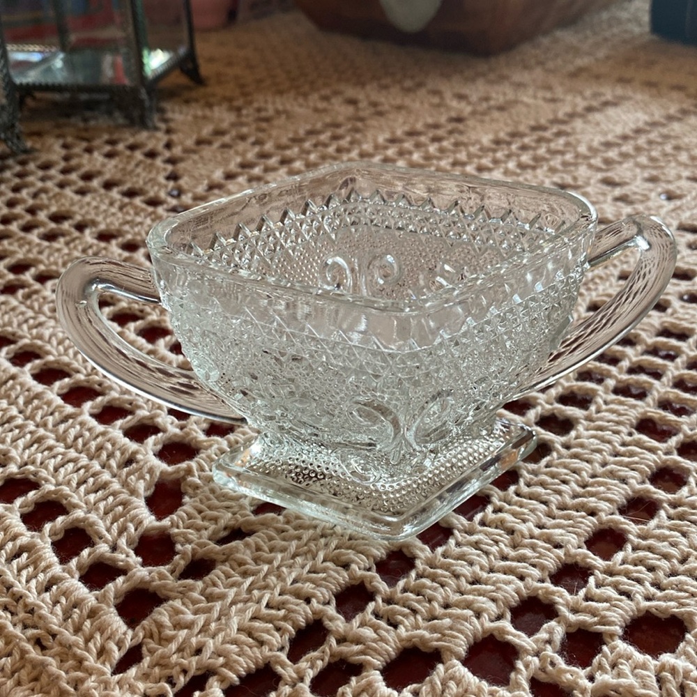 Indiana Glass Diamond-Shaped Daisy Pattern Pressed GlassVintage Open Sugar Bowl